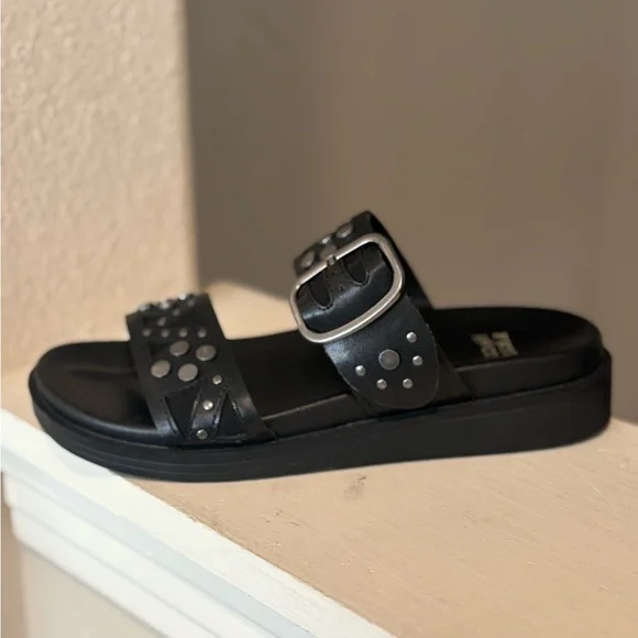 Frye & Co. Castella Women’s Black Sandal Size 6 Gun Metal Studs Adj. Strap NIB - Picture 4 of 10